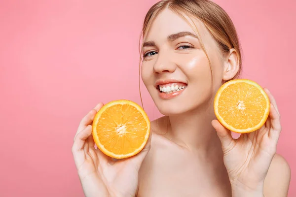 Retrato Una Chica Femenina Alegre Piel Clara Natural Niña Con — Foto de Stock