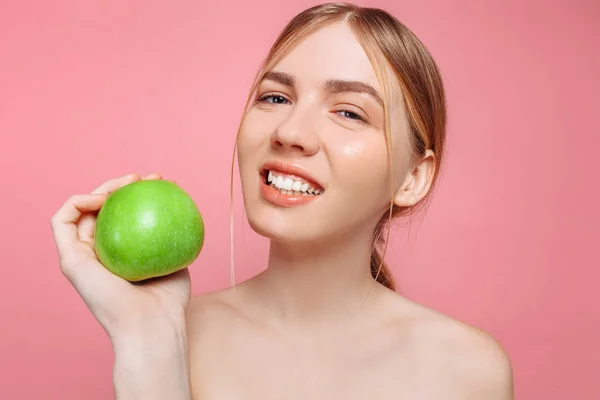 Retrato Una Hermosa Mujer Feliz Sosteniendo Una Manzana Sobre Fondo — Foto de Stock