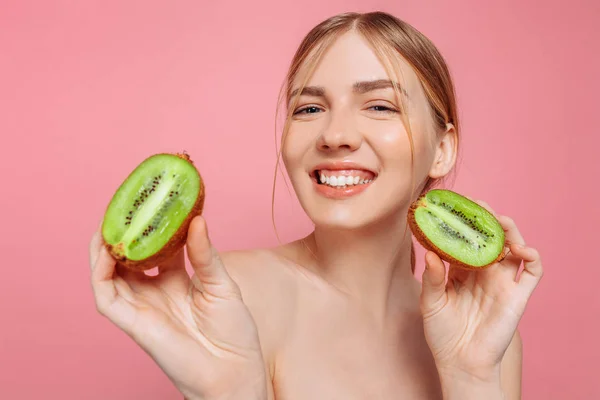 Portret Van Een Vrolijke Vrouwelijk Meisje Natuurlijke Heldere Huid Een — Stockfoto