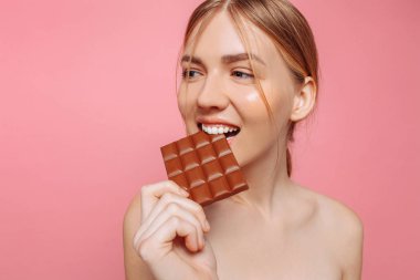 Temiz Cilt düşünceli genç kadın onun elinde bir bar tutar. 