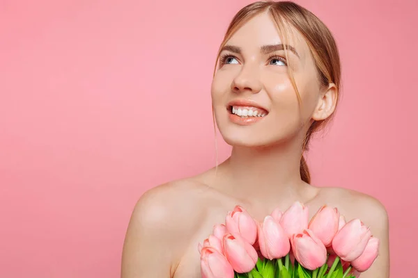 Krásná mladá dívka s čistou kůží drží kytici růžové t — Stock fotografie