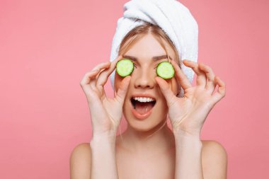 Onun başının etrafında sarılı bir havlu ile çekici neşeli kadın, 