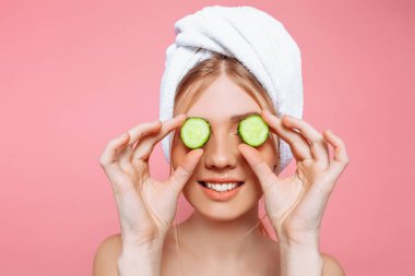 Onun başının etrafında sarılı bir havlu ile çekici neşeli kadın, 