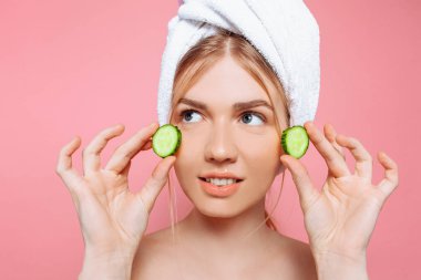 Onun başının etrafında sarılı bir havlu ile çekici neşeli kadın, 