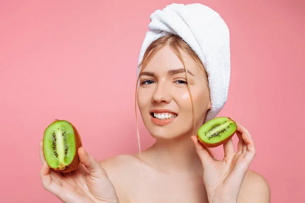 Retrato de una atractiva mujer alegre con una toalla envuelta ar — Foto de Stock