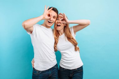 Sevgi, erkek ve kadın, sevindirici ve bir ges gösterilen genç Çift