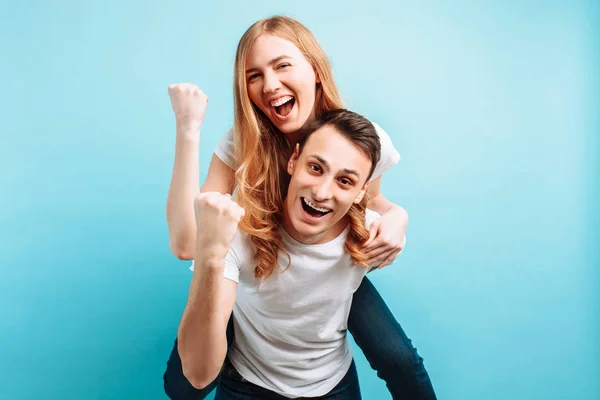 Imagen de una pareja amorosa, con placer, un hombre lleva un alegre — Foto de Stock