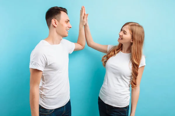 Portret van vriendelijke jonge mannen en vrouwen lachen en het geven van fiv — Stockfoto