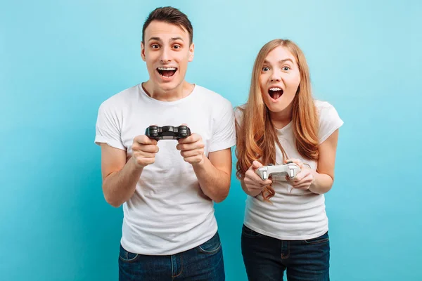 Izgatott fiatal pár, egy srác és egy lány, joystick, a — Stock Fotó