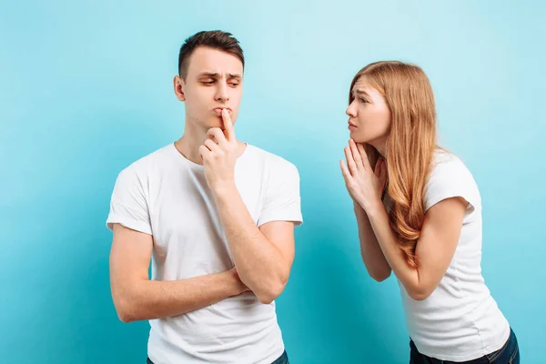 Van een jonge vrouw bidden holding haar handen in een gebaar van de memorie vraagt voor iets van haar man tegen een blauwe achtergrond — Stockfoto