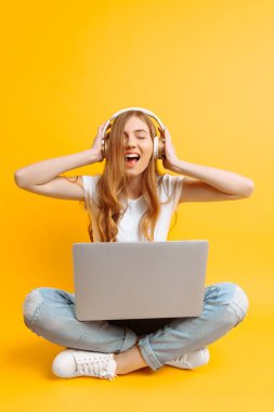 Müzik kulaklık u dinlemek güzel bir kadın görüntüsü