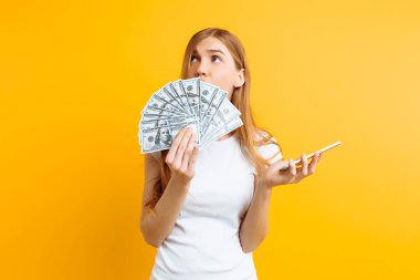 Para faturaları gösterilen ve mafya tutan heyecanlı bir kadın portresi