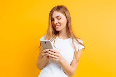 Güzel genç kadın, kullanan bir cep telefonu, mesajlaşma için bak