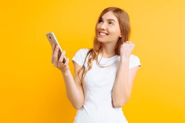 Güzel dalgın kadın, kullanan bir cep telefonu, mesajlaşma için lo