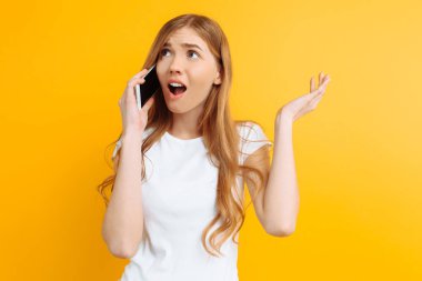 Sarı bir b telefonda konuşurken sinirli ve belirsiz kız