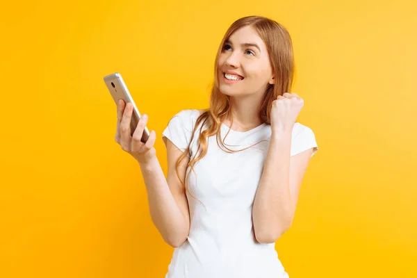 Hermosa mujer pensativa, utiliza un teléfono móvil, para mensajería, lo — Foto de Stock