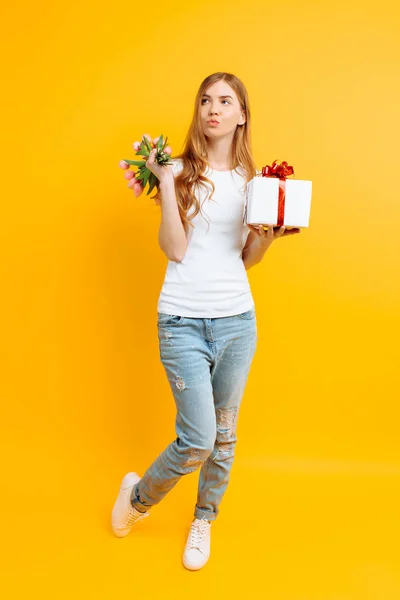 Full-length, doordachte meisje met een boeket van mooie bloemen — Stockfoto