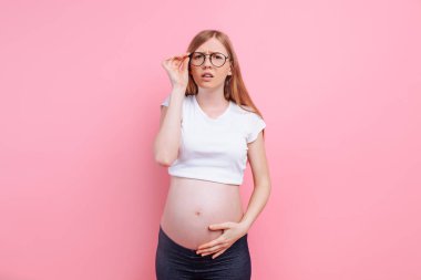Görme bozukluğu için gözlüklü bir t-shirt hamile kız