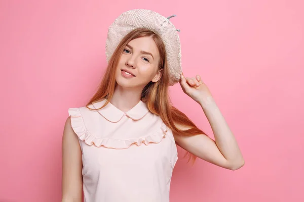 Retrato de una chica alegre en sombrero de verano, aislado — Foto de Stock