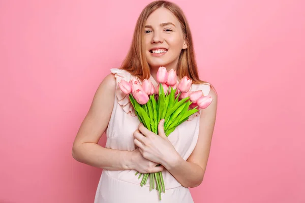 Chica feliz en vestido de verano sosteniendo un ramo de flores en la mano — Foto de Stock