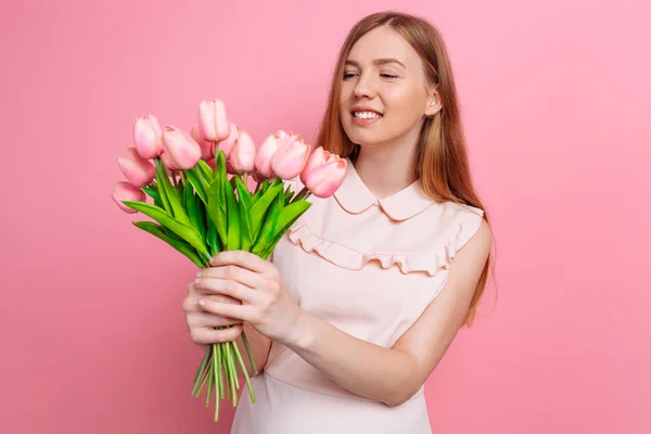 Chica feliz en vestido de verano sosteniendo un ramo de flores en la mano — Foto de Stock