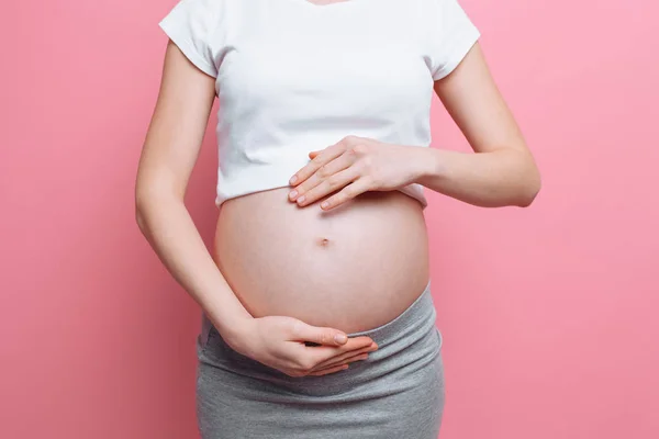 Mulher grávida segurando barriga com amor, terceiro trimestre — Fotografia de Stock