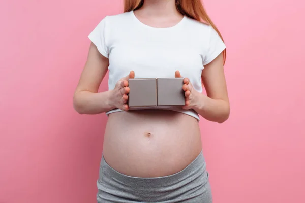 Obrázek v makru těhotné ženy držící dřevěné kostky v blízkosti břicha — Stock fotografie
