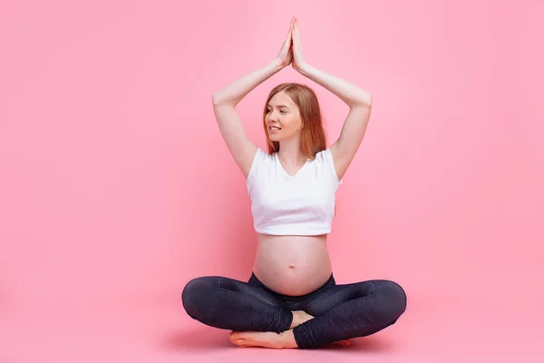 Jeune belle femme enceinte fait des exercices de yoga — Photo