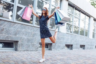 Genç çekici kız şehirde iyi bir alışveriş zevk , zekâ