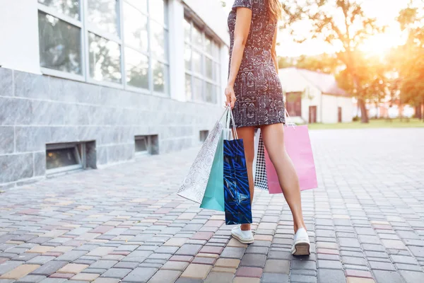 Mädchen genießt einen guten Einkauf in der Stadt, mit Taschen in der Hand — Stockfoto
