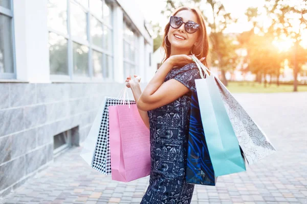 Jovem menina atraente desfrutando de uma boa compra na cidade, sagacidade — Fotografia de Stock