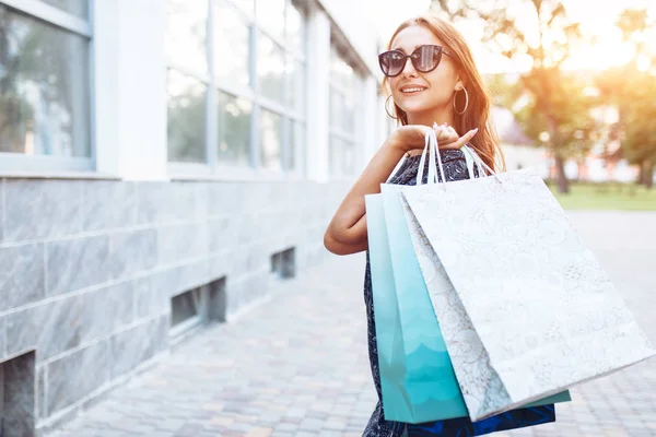 Jong aantrekkelijk meisje genieten van een goed winkelen in de stad, wit — Stockfoto