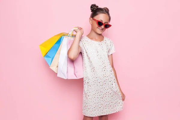 Mädchen in stylischem Kleid, Teenager mit Einkäufen in der Hand, nachdem s — Stockfoto