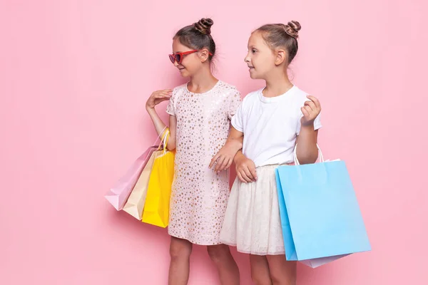 Due adolescenti sorridenti tengono le borse in mano dopo un viaggio di shopping — Foto Stock