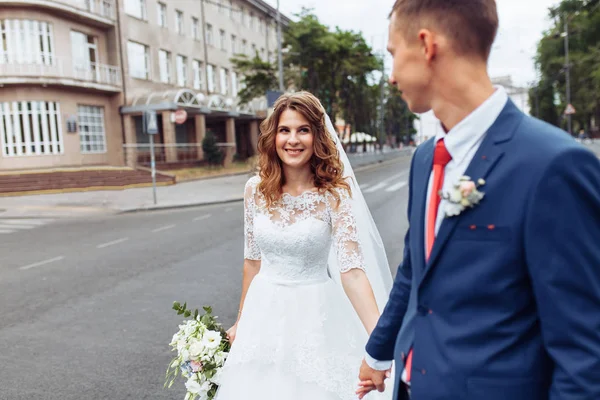 Esküvő pár a városban, a szerelmesek arcképe — Stock Fotó
