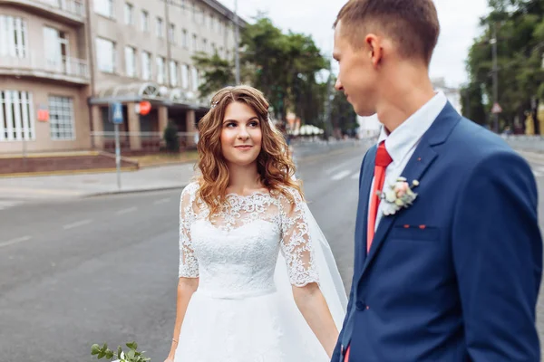 Casamento casal na cidade, retrato de amantes — Fotografia de Stock