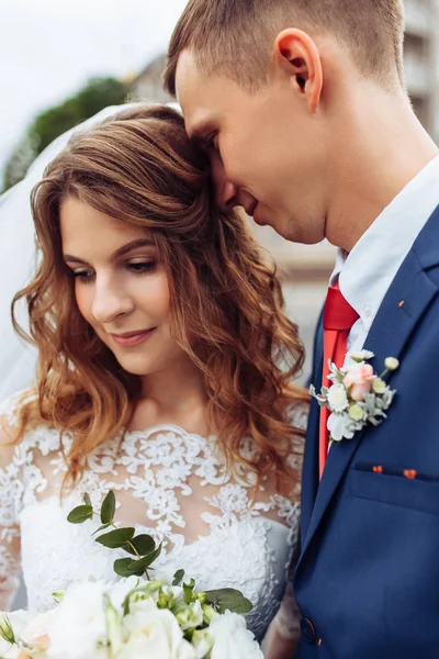 Wedding couple in the city, portrait of lovers — Stock Photo, Image