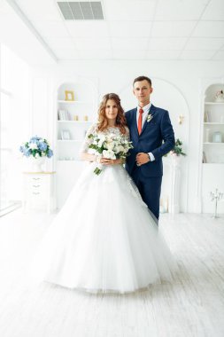 Beyaz elbise ve damat elbise güzel gelin, beyaz tasarım stüdyo iç, Düğün