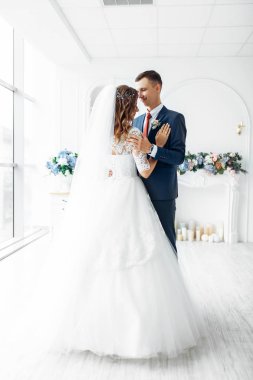 Beyaz elbise ve damat elbise güzel gelin, beyaz tasarım stüdyo iç, Düğün