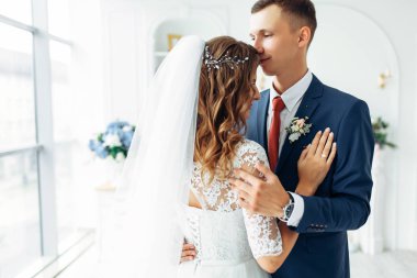 Beyaz elbise ve damat elbise güzel gelin, beyaz tasarım stüdyo iç, Düğün