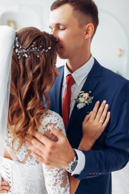 Beyaz elbise ve damat elbise güzel gelin, beyaz tasarım stüdyo iç, Düğün
