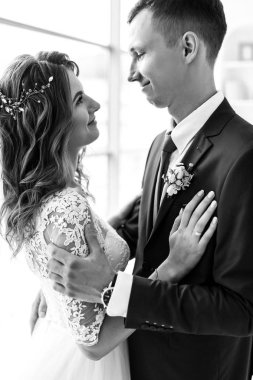 Beyaz elbise ve damat elbise güzel gelin, beyaz tasarım stüdyo iç, Düğün