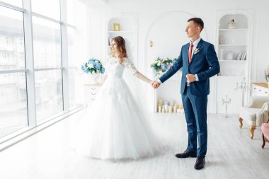 Beyaz elbise ve damat elbise güzel gelin, beyaz tasarım stüdyo iç, Düğün