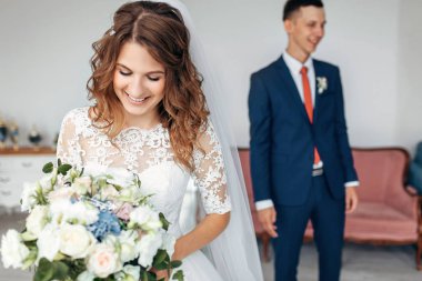 Beyaz elbise ve damat elbise güzel gelin, beyaz tasarım stüdyo iç, Düğün