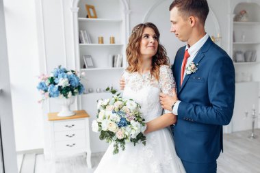 Beyaz elbise ve damat elbise güzel gelin, beyaz tasarım stüdyo iç, Düğün