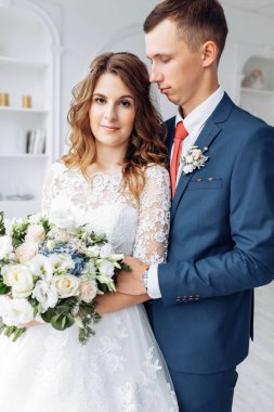 Gelin ve damat stüdyoda düğün fotoğrafı çekilecek.