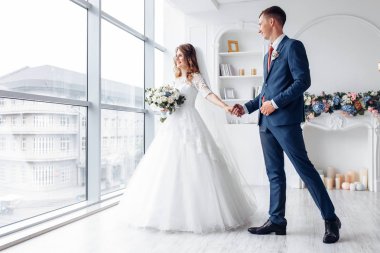 Beyaz elbise ve damat elbise güzel gelin, beyaz tasarım stüdyo iç, Düğün