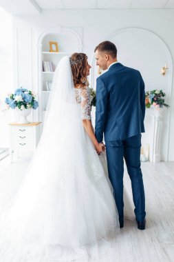 Beyaz elbise ve damat elbise güzel gelin, beyaz tasarım stüdyo iç, Düğün