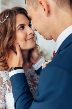 Beyaz elbise ve damat elbise güzel gelin, beyaz tasarım stüdyo iç, Düğün