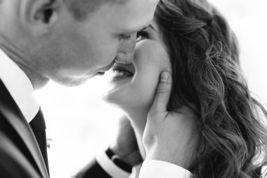 Güzel gelin ve damat stüdyo poz, ilk düğün fotoğraf çekimi öpücük